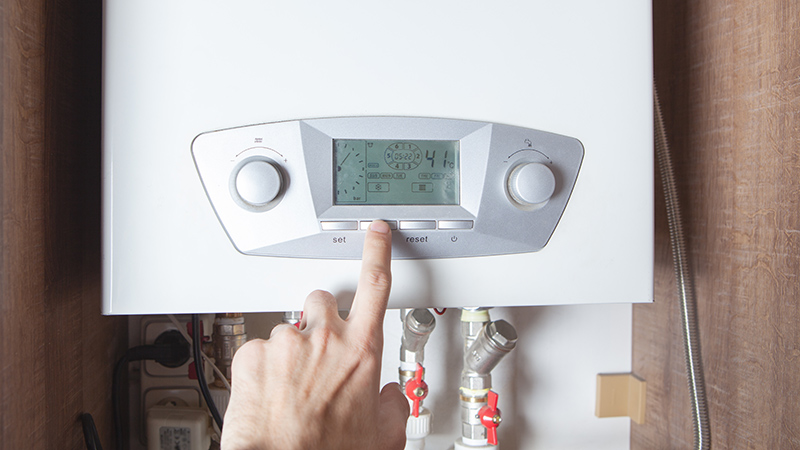 Usuario regulando una caldera de gas